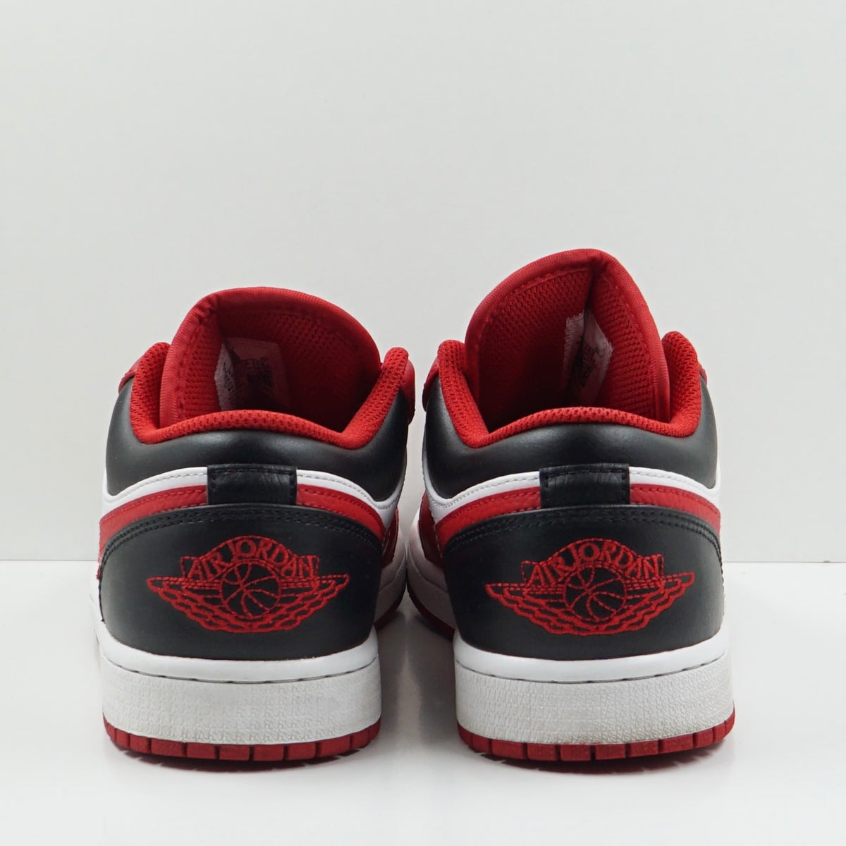 Jordan 1 Low Bulls
