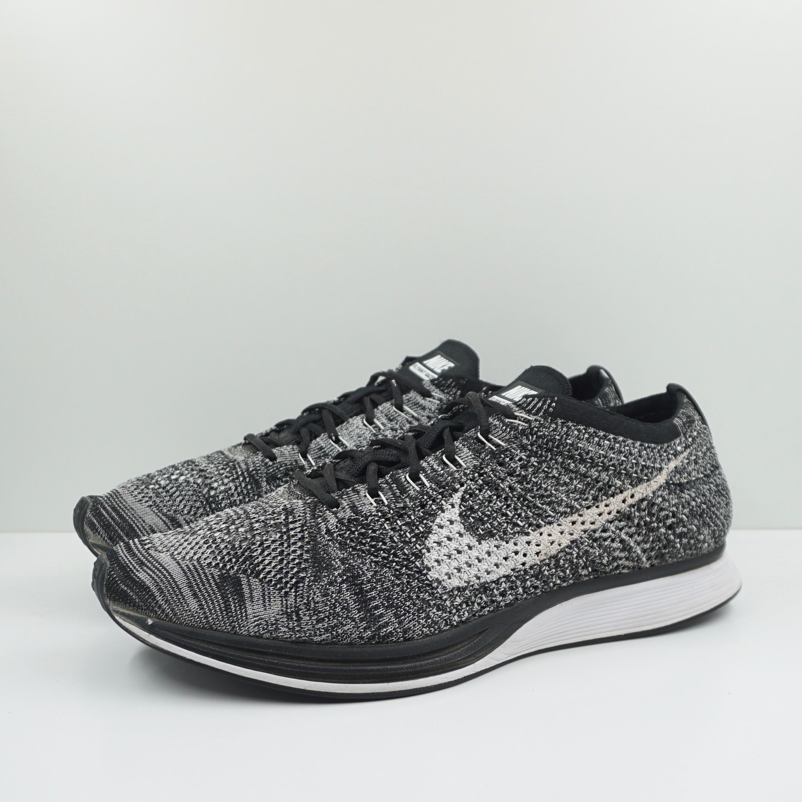 Nike Flyknit Racer Oreo 2