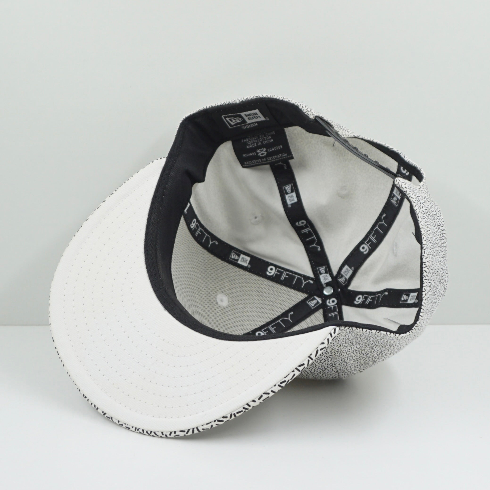 New Era Speckle Woman White Black Snapback Cap