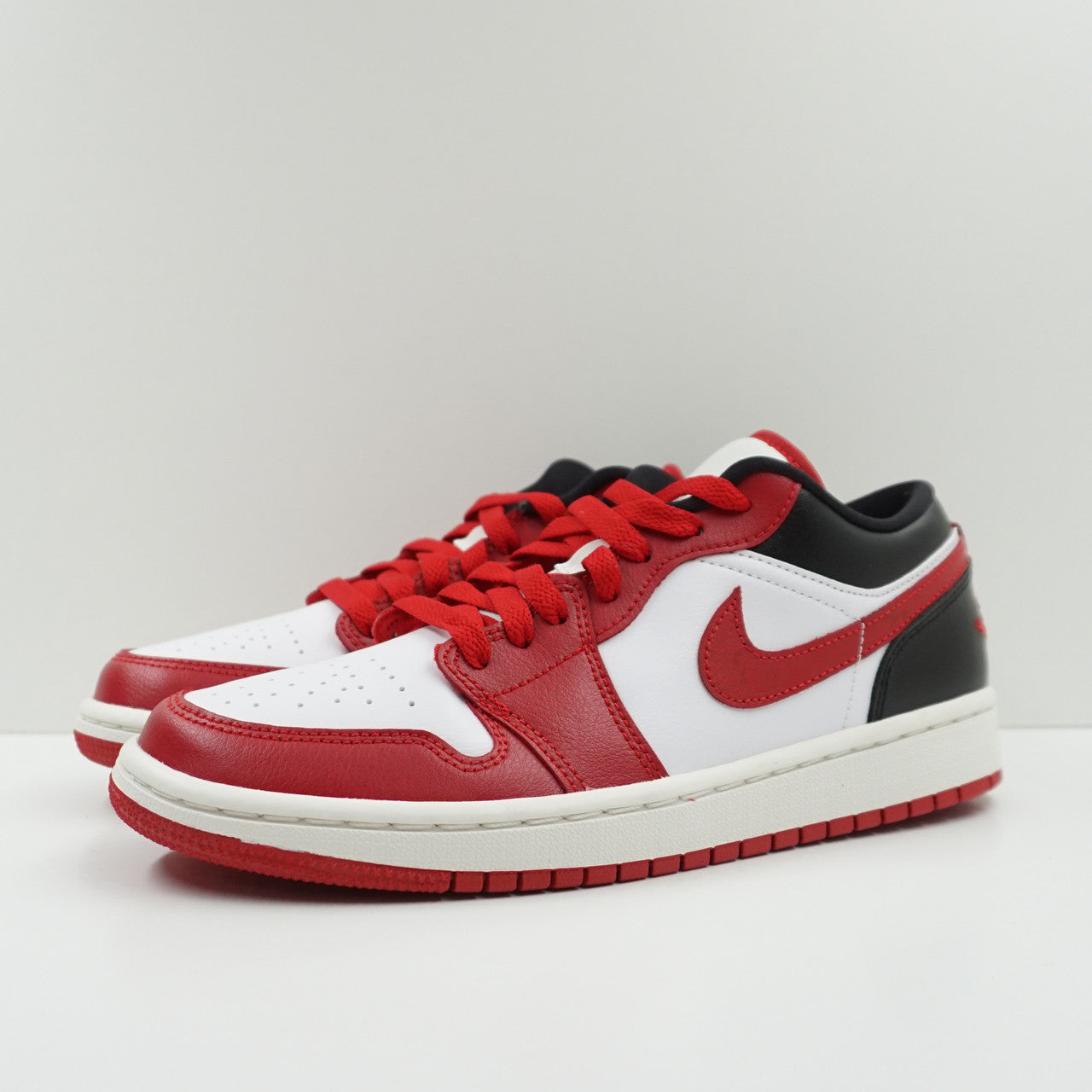 Jordan 1 Low Reverse Black Toe (W)