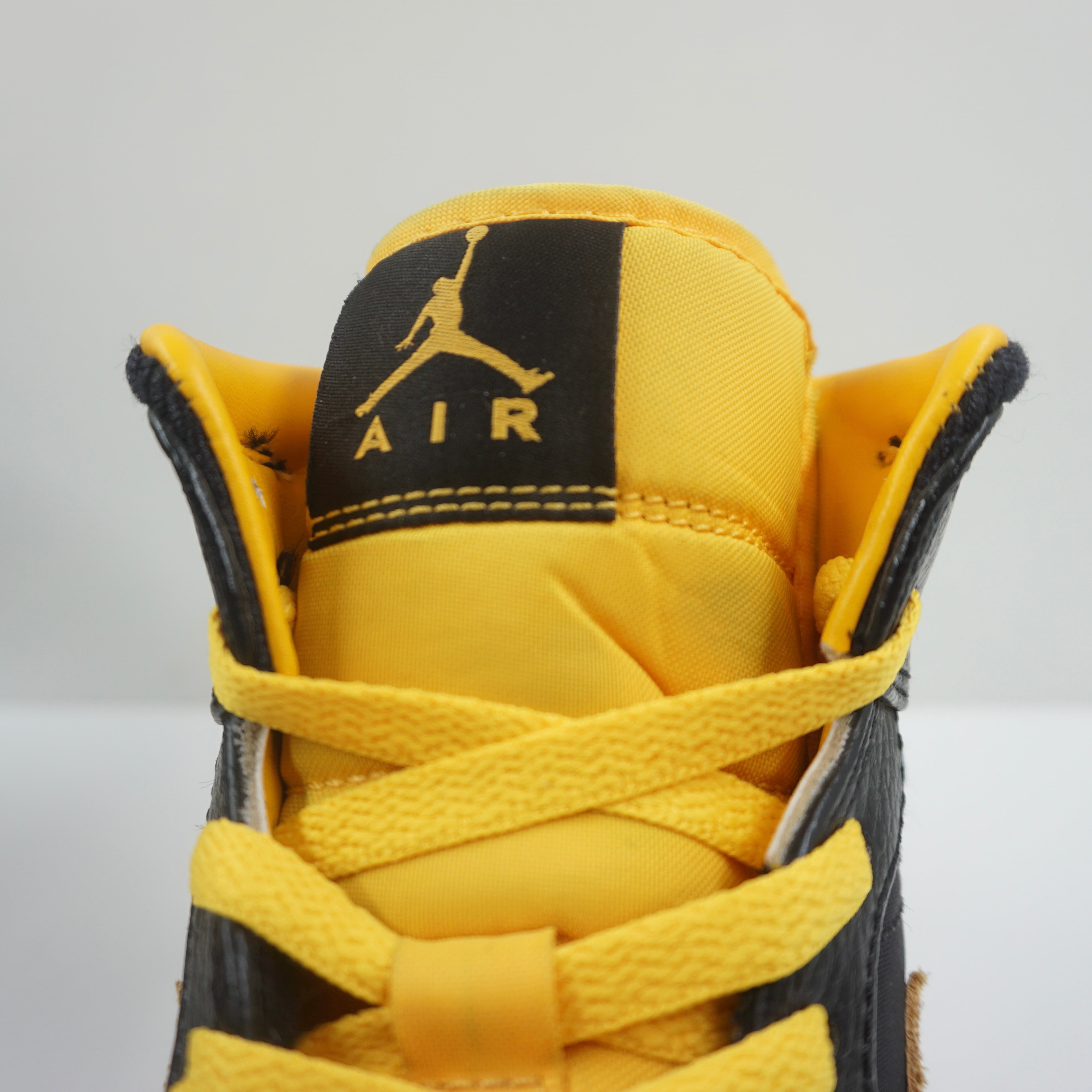 Jordan 1 Mid Black University Gold