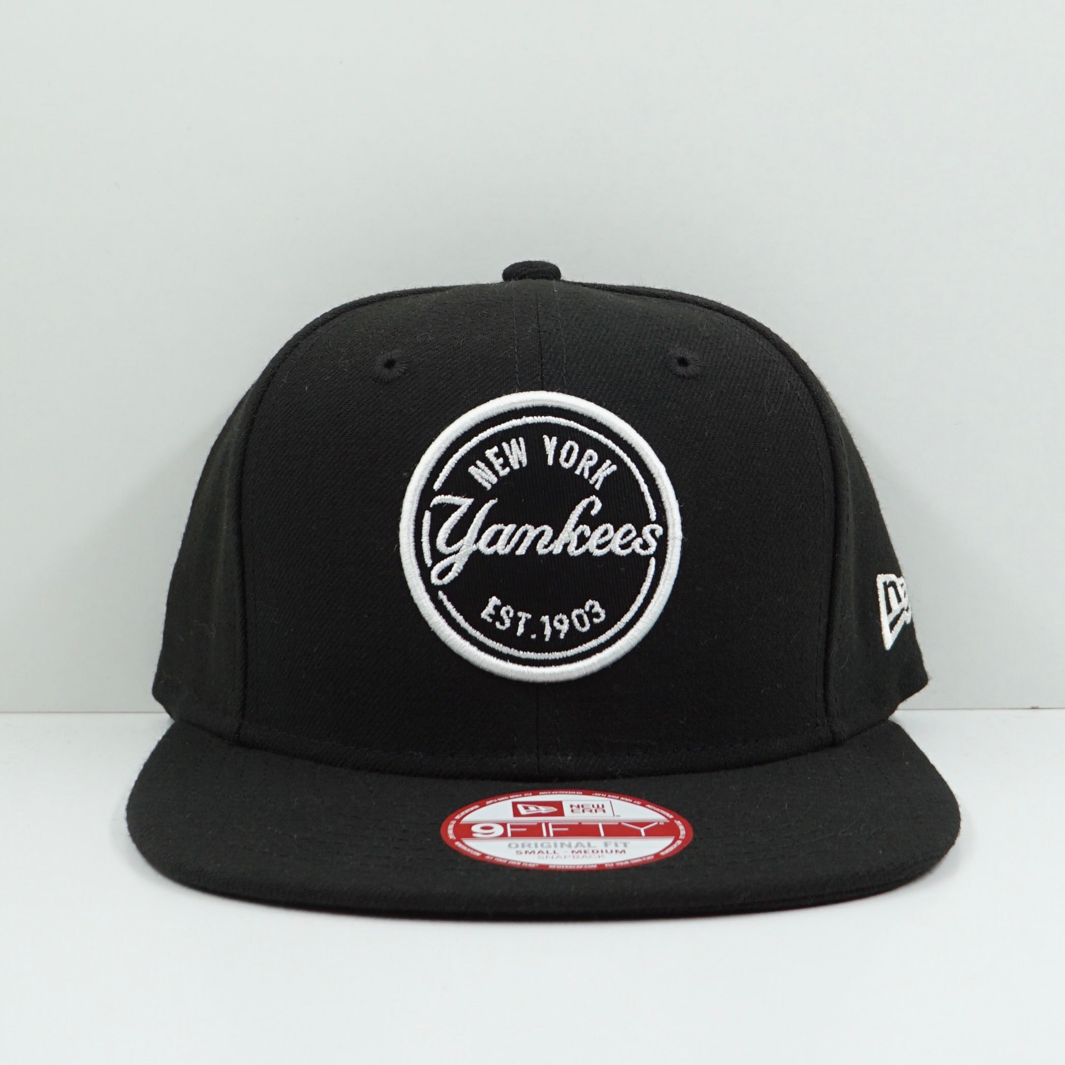 New Era New York Yankees Round Logo Black White Snapback Cap