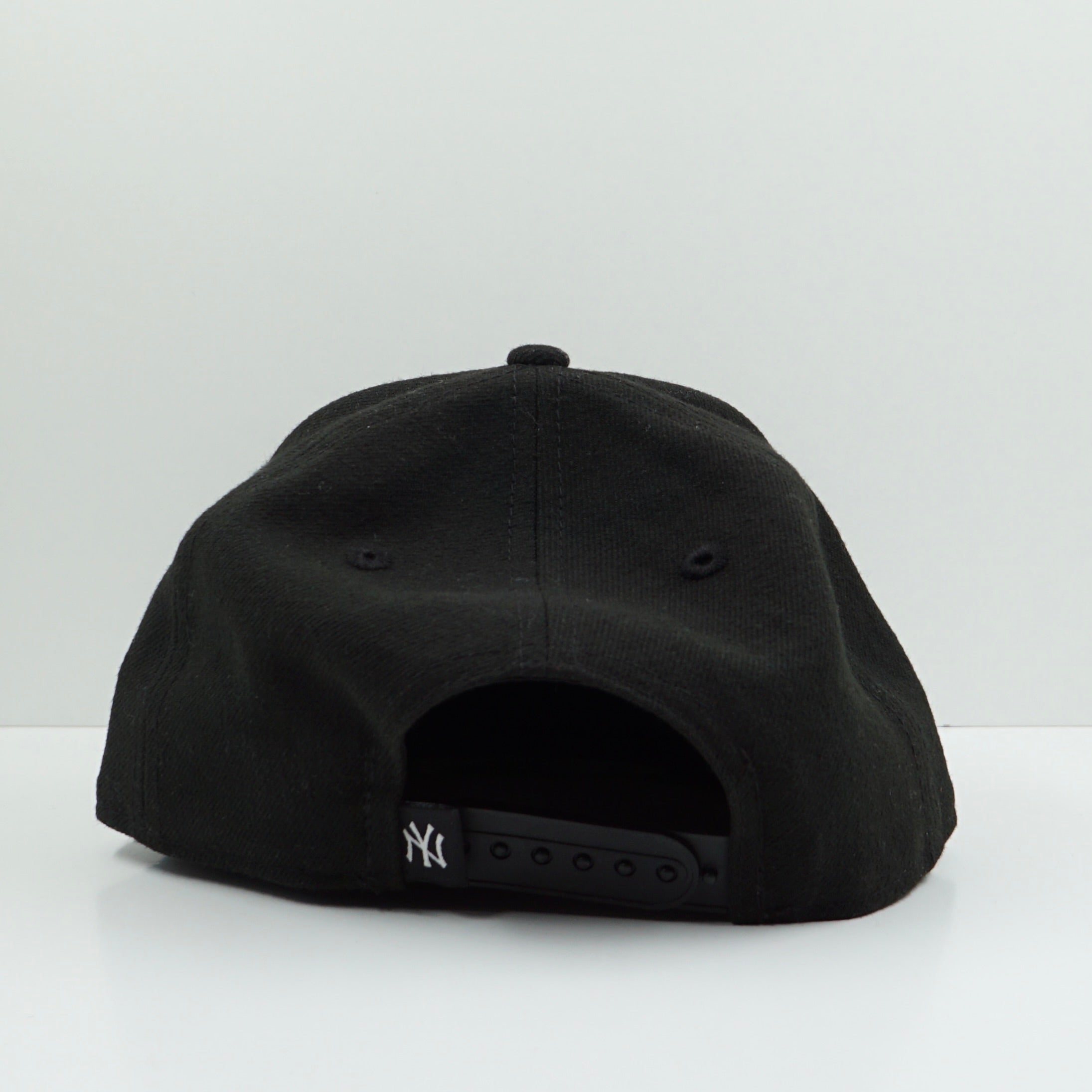 New Era New York Yankees Round Logo Black White Snapback Cap