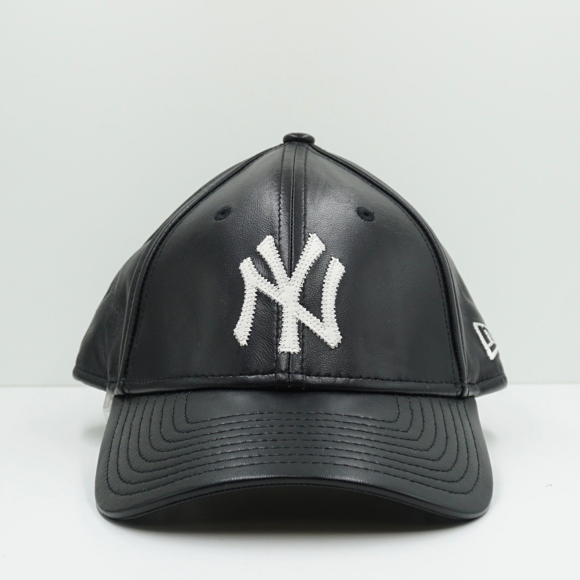 New Era New York Yankees Sail Logo Black Leather M-Crown Adjustable Cap