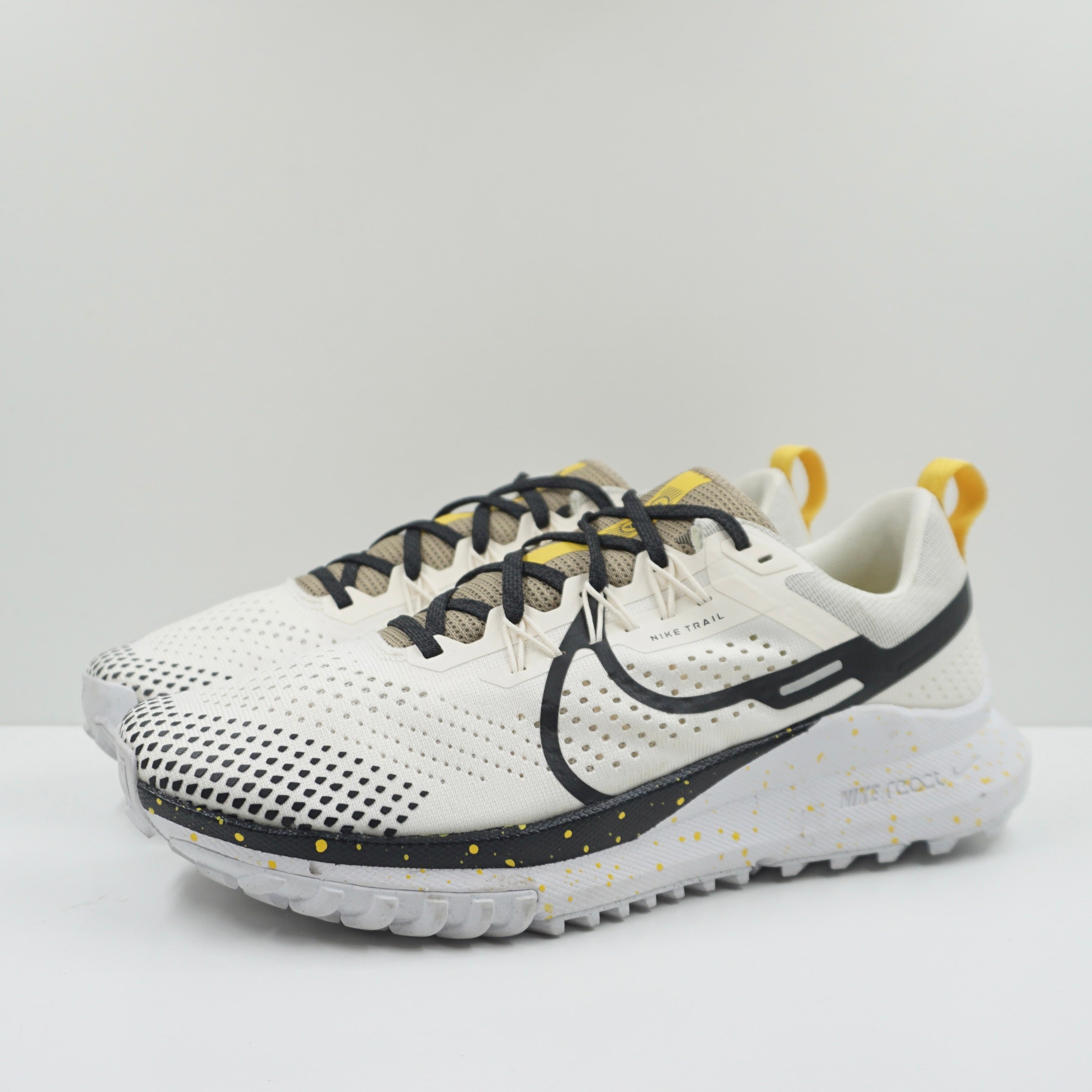 nike running epic react in black and gold