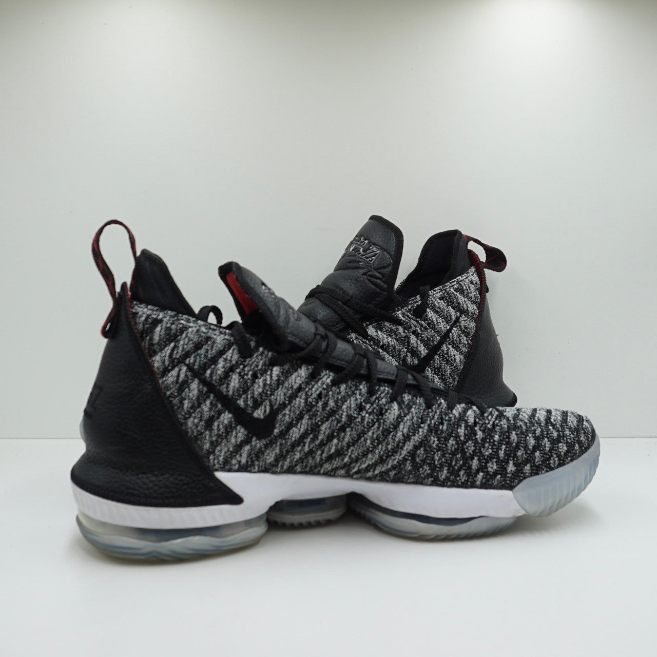 Nike LeBron 16 Oreo