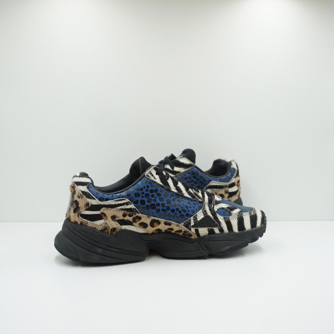 Adidas originals – falcon – outlet sneaker mit kontrastierenden leopardenmustern