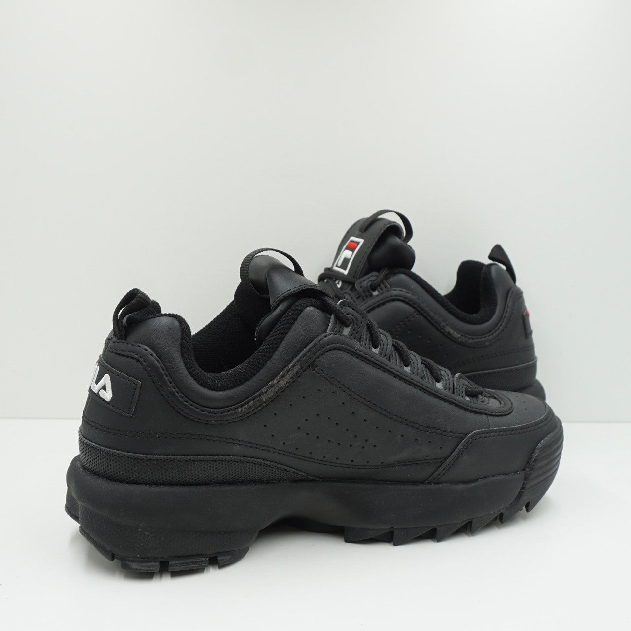 Triple black sale fila disruptor