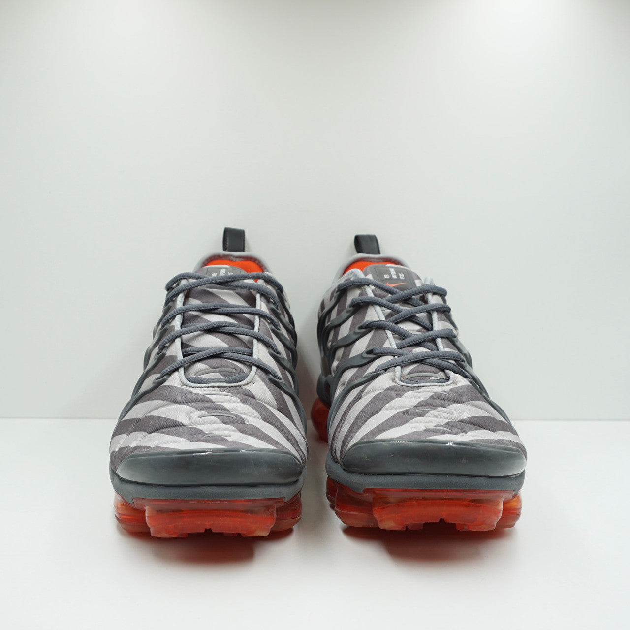 Air vapormax plus 2024 grey and orange