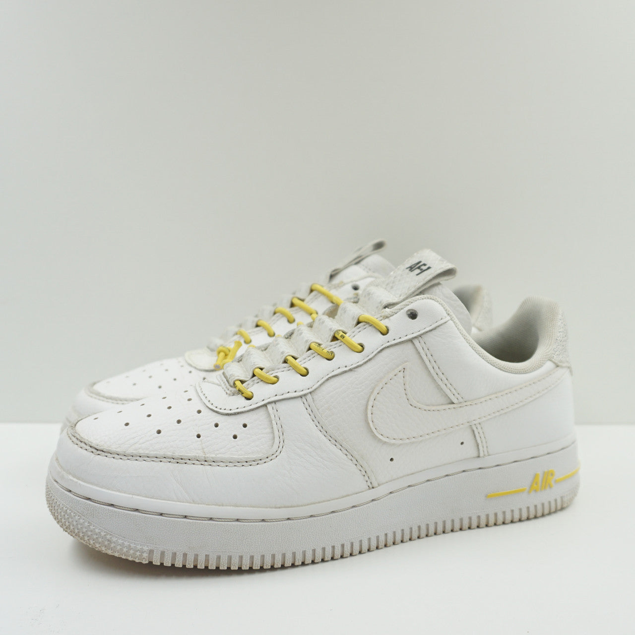 Nike ナイキ レディース スニーカー 【Nike Air Force 1 Low たかく Lux】 サイズ US_W_6W White  Chrome Yellow (