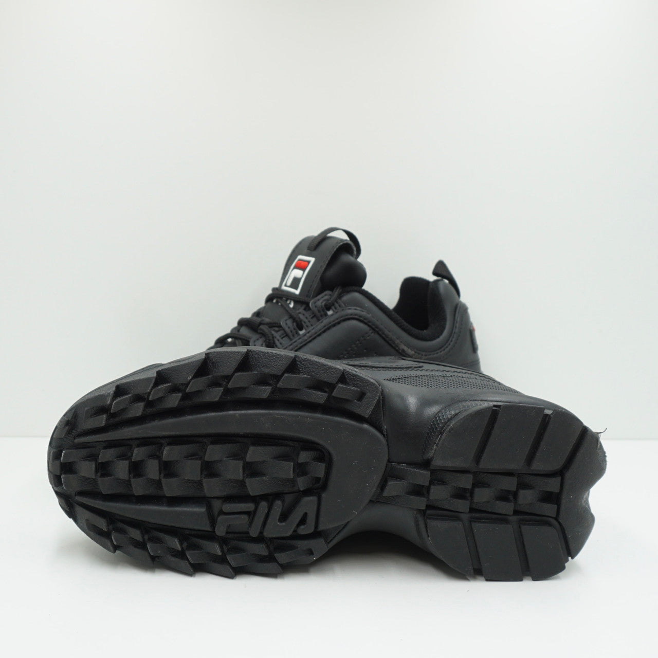 Triple on sale black fila