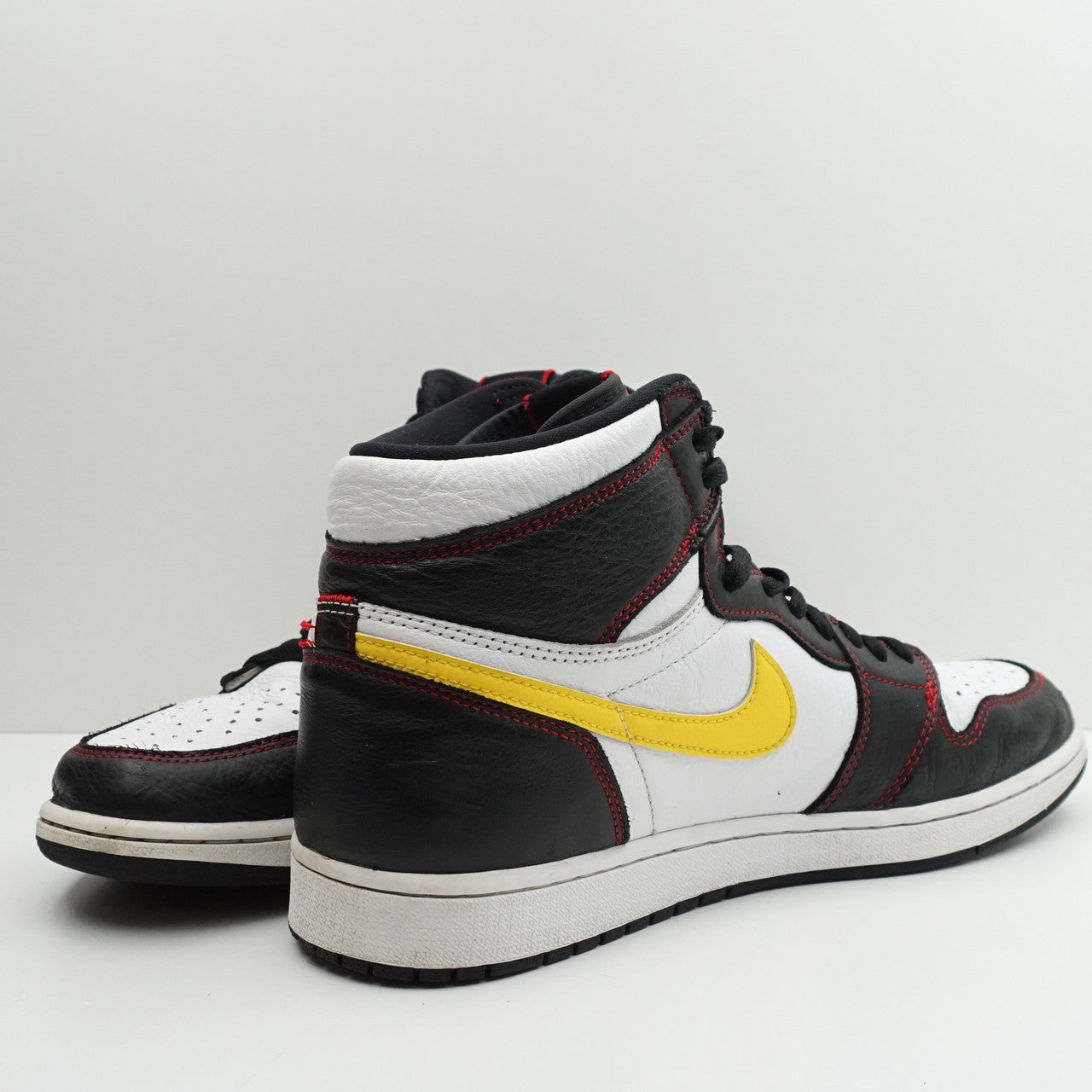 Jordan 1 Retro High Defiant White Black Gym Red